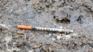 Picture of a needle on the ground