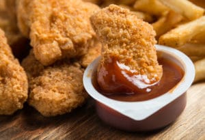 checken nuggets with dipping sauce