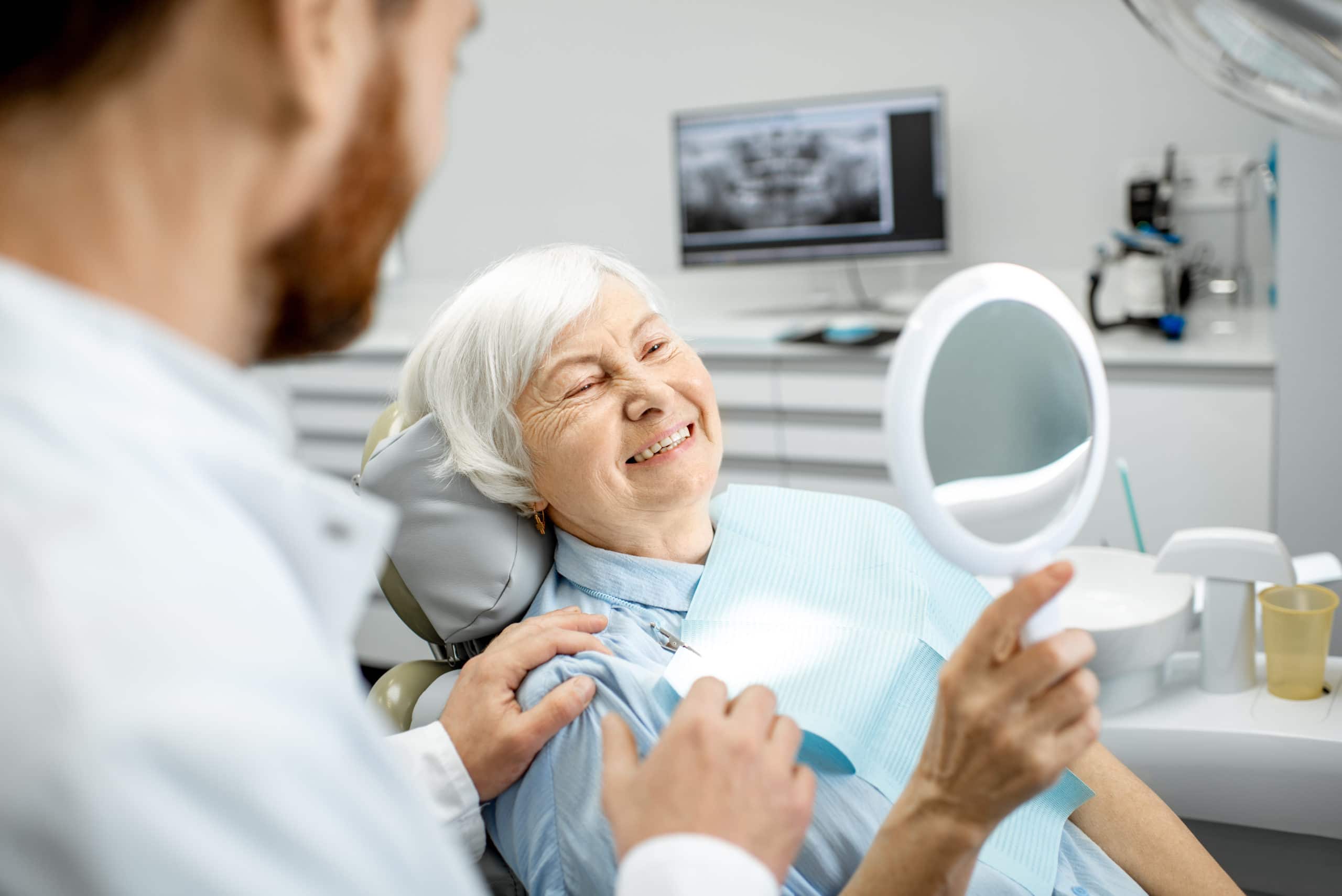 Пожилые люди в стоматологии